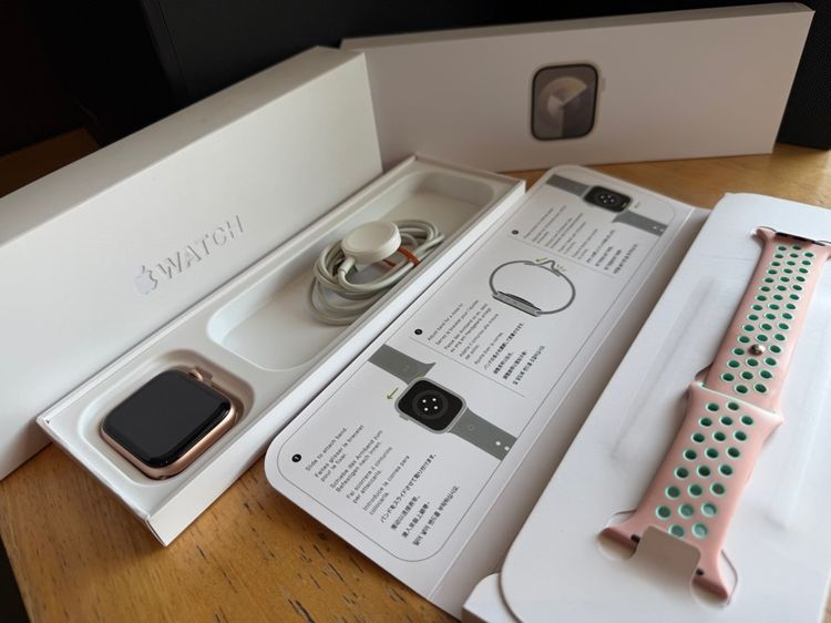 ทอง อัลลอย  Apple Watch   S5 Nike 44 mm GPS -LTe ใช้ซิมได้ ตัวเรือนสภาพสวยๆ 