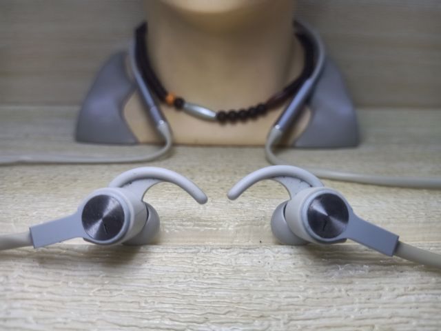 สุดคุ้มหูฟังไร้สายBT HUAWEI FREELACE ของแท้ เสียงดี ดีไซร์วัสดุหรูหรา แบตทน กันน้ำ ใช้งานปกติ  650 พอ ของใหม่ 2400