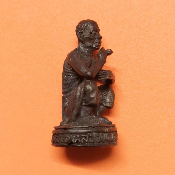 รูปหล่อ หลวงพ่อคูณ วัดบ้านไร่ รุ่นเสาร์ห้า ปี 2536 เนื้อทองแดงรมดำ สูง 2.4 เซน พร้อมกล่องเดิม รูปที่ 3