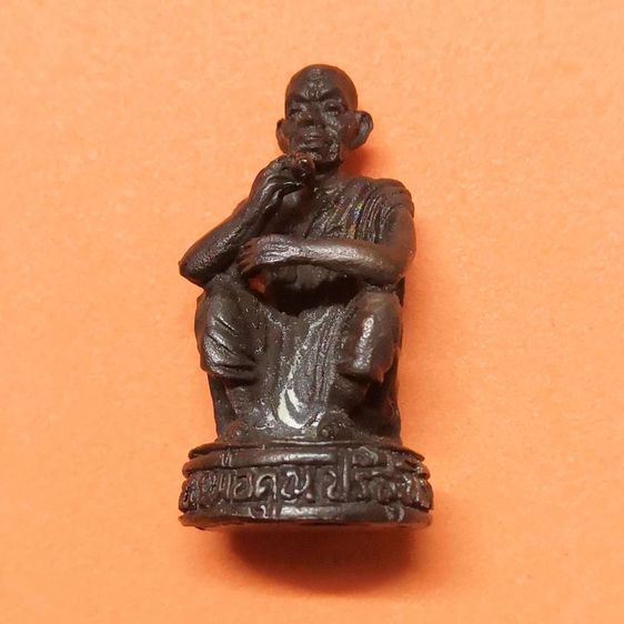 รูปหล่อ หลวงพ่อคูณ วัดบ้านไร่ รุ่นเสาร์ห้า ปี 2536 เนื้อทองแดงรมดำ สูง 2.4 เซน พร้อมกล่องเดิม