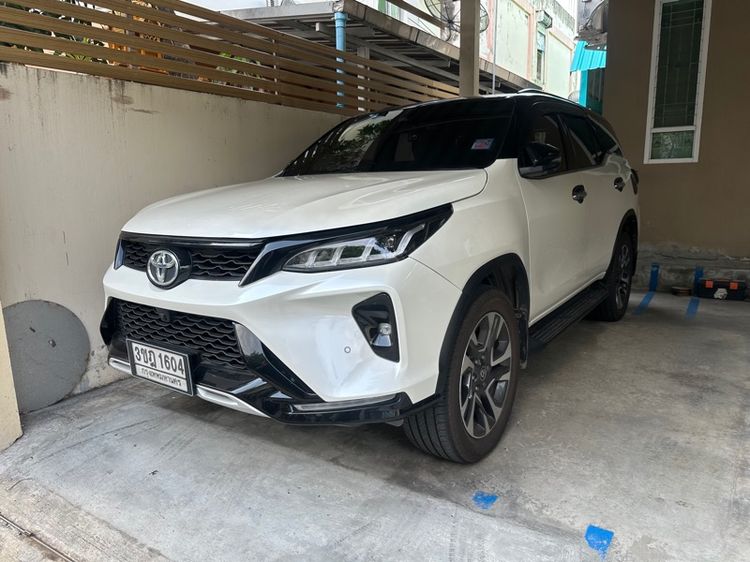 รถ Toyota Fortuner 2.4 Legender สี ขาว