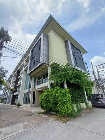 ให้เช่าโฮมออฟฟิต4ชั้นห้องมุม 600 ตร.ม.ย่านรามอินทราใกล้แฟชั่นไอแลนส์,MRTวงแหวนรามอินทรา สามารถจดทะเบียนบริษัทได้