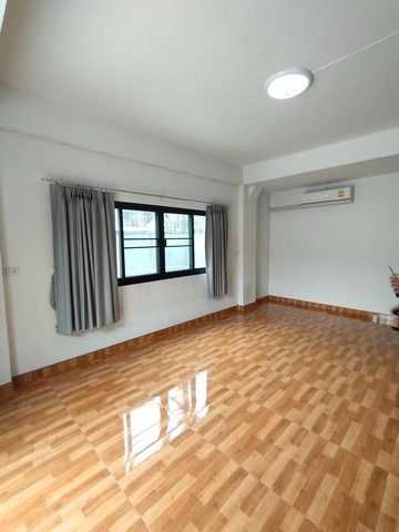 มีบางส่วน ให้เช่าบ้านเดี่ยว2ชั้นย่านโชคชัย4ลาดพร้าวลาดพร้าววังหินเสนานิคมใกล้MRTโชคชัย4ที่จอดรถ 5 คัน เหมาะอยู่อาศัยและทำโฮมออฟฟิศ รูปที่ 2