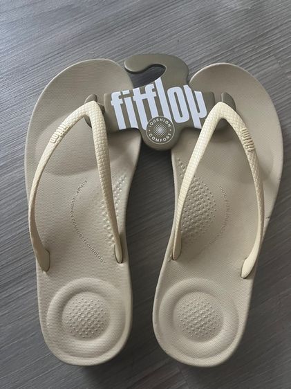 รองเท้า fitflop สีครีม
