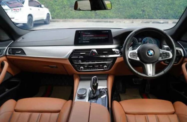 BMW Series 5 2018 530e Sedan เบนซิน ขาว รูปที่ 2