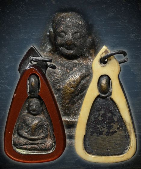 พระหลวงพ่อเงิน วัดบางคลาน พิมพ์จอบเล็ก พระผ่านการใช้มาบ้างจากคนโบราณ เลี่ยมพลาสติกเก่า แกะออกมาจากสร้อยเชือกร่มเก่า สถาพสวยเก่าเดิมๆ น่าใช้