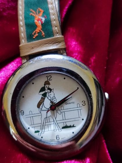 นาฬิกาวินเทจ Quartz หน้าปัดลายคนขี่ม้าสายผ้างานปัก