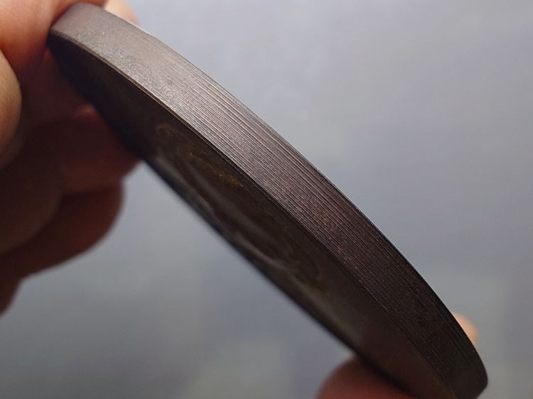 เหรียญที่ระลึกพระราชทานโรงพยาบาลศิริราช ครบ 108 ปี เนื้อทองแดงรมดำ ขนาด 7 เซน ปี2539 พร้อมกล่อง รูปที่ 7