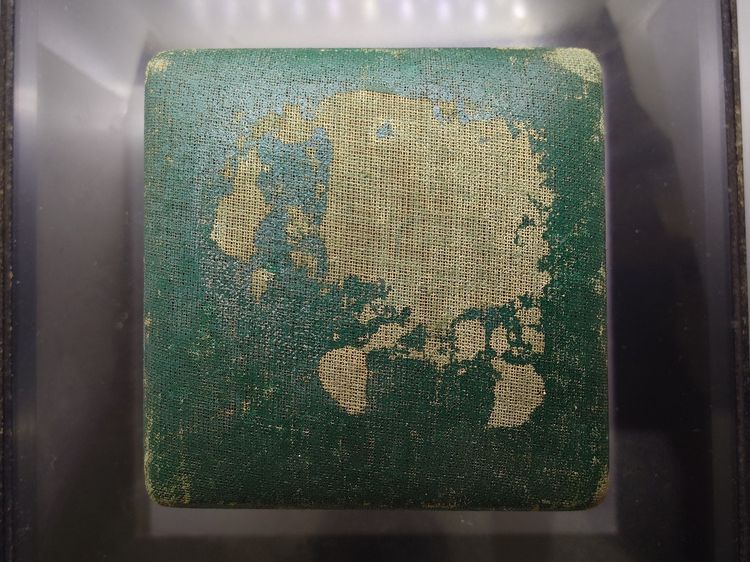 เหรียญที่ระลึกพระราชทานโรงพยาบาลศิริราช ครบ 108 ปี เนื้อทองแดงรมดำ ขนาด 7 เซน ปี2539 พร้อมกล่อง รูปที่ 9