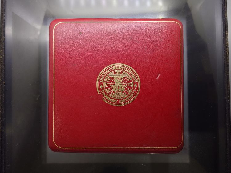 เหรียญที่ระลึก 50 ปี ธรรมศาสตร์ เนื้อทองแดงรมดำ ขนาด 7 เซน ปี2527 พร้อมกล่องเดิม หายาก รูปที่ 9