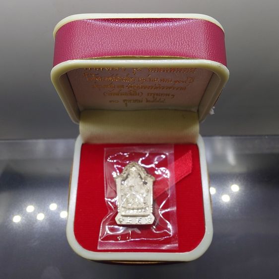 เหรียญเจ้าพ่อเสือ (ตั่วเหล่าเอี๊ย) รุ่น “รักษ์แผ่นดิน” เนื้อเงินพ่นทราย พิมพ์เล็ก วัดจักรวรรดิราชาวาสวรมหาวิหาร พ.ศ.2544 พร้อมกล่องเดิมๆ