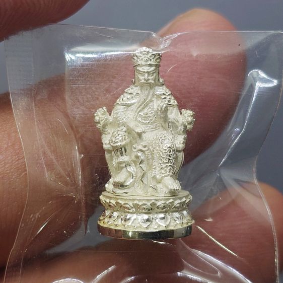 รูปหล่อเจ้าพ่อเสือ (ตั่วเหล่าเอี๊ย) รุ่น “รักษ์แผ่นดิน” เนื้อเงินพ่นทราย พิมพ์เล็ก วัดจักรวรรดิราชาวาสวรมหาวิหาร พ.ศ.2544 พร้อมกล่องเดิมๆ รูปที่ 3