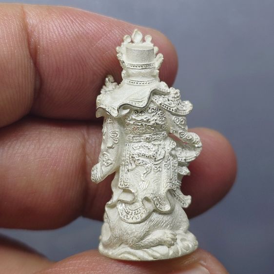 รูปหล่อเทพเจ้าแห่งโชคลาภ (ไฉ่ซิงเอี้ย) เนื้อเงินพ่นทราย รุ่น เงิน ทอง มั่ง คั่ง พิธีมังคลาภิเษกไทย-จีน ณ พระอุโบสถ วัดพระเชตุพนฯ ปี2544 พร รูปที่ 4