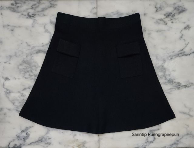 กระโปรงสั้นสีดำทรงเอ ผ้าไหมพรมยืด มีกระเป๋าคู่ด้านหน้า เอว 27" รูปที่ 3