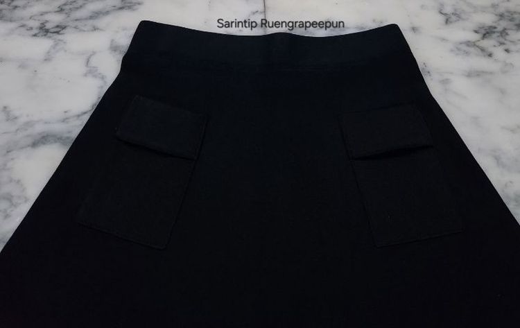 กระโปรงสั้นสีดำทรงเอ ผ้าไหมพรมยืด มีกระเป๋าคู่ด้านหน้า เอว 27" รูปที่ 4