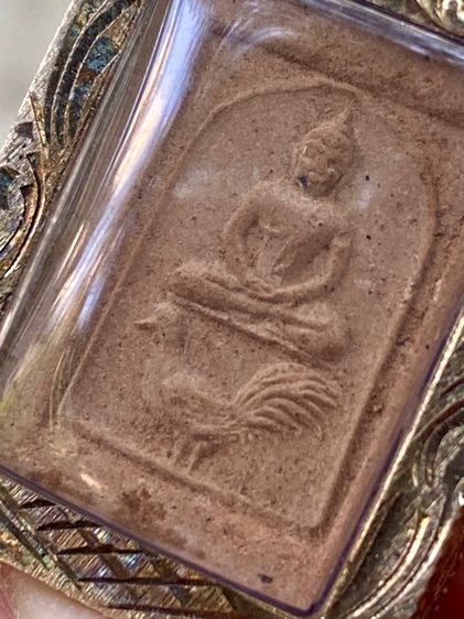 พระผงหลวงพ่อโบ้ย วัดมะนาว จ.สุพรรณบุรี (พิมพ์ขี่ไก่)พร้อมเลี่ยมกรอบเก่า รูปที่ 3