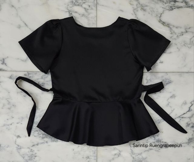 เสื้อสีดำชายระบาย เอวผูกโบว์  อก 36" รูปที่ 8