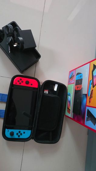 เครื่องเกมส์นินเทนโด เชื่อมต่อไร้สายได้ นินเทนโด้ Nintendo Switch OLED สี Neon Red Blue อุปกรณ์ครบชุดและแผ่นเกมอีก 2 เกม FC24 และ Assassin's Creed