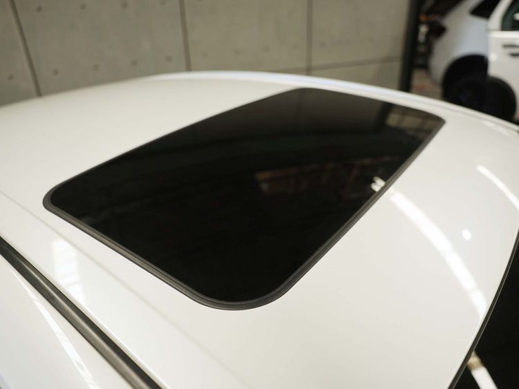 Toyota Camry 2023 2.5 HEV Premium Luxury Sedan ไฮบริด ไม่ติดแก๊ส เกียร์อัตโนมัติ ขาว รูปที่ 3