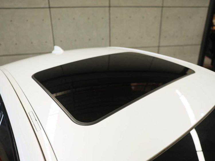 BMW Series 3 2022 330e Sedan ปลั๊กอินไฮบริด (PHEV) ไม่ติดแก๊ส เกียร์อัตโนมัติ ขาว รูปที่ 3