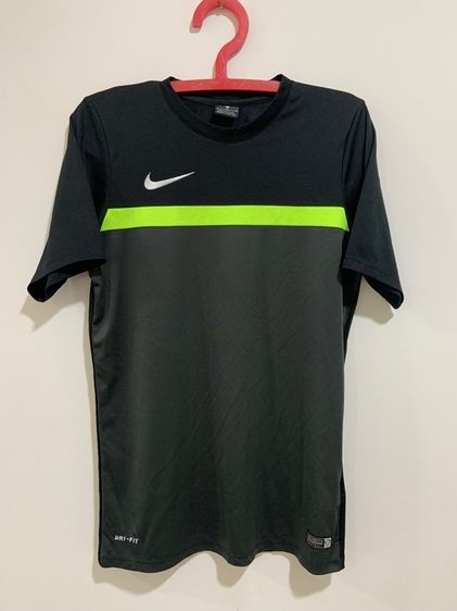 เสื้อยืดกีฬา NIKE แท้ 💯 size M อก 19.5 ยาว 27 นิ้ว สภาพใหม่มาก ดีเทลสวยทรงสวย ดีเทลดี เนื้อผ้าระบายอากาศดีมาก หายากน่าสะสมครับ