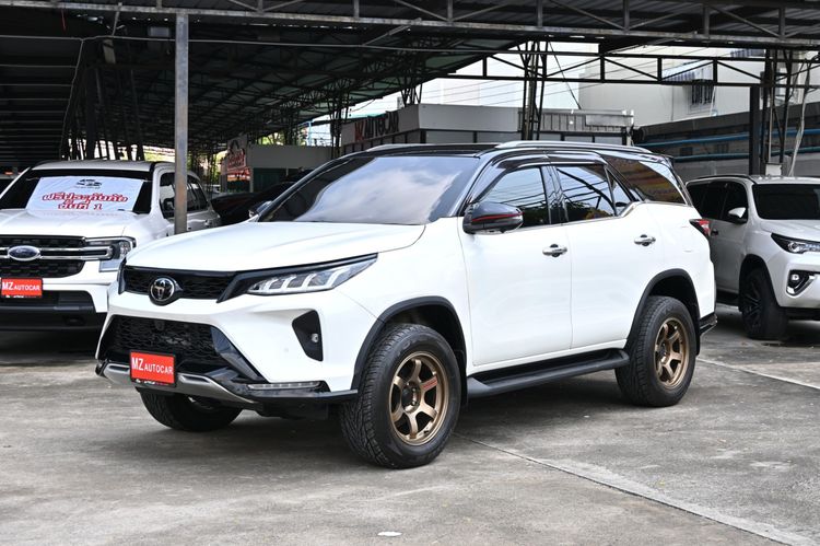 รถ Toyota Fortuner 2.4 Legender สี ขาว