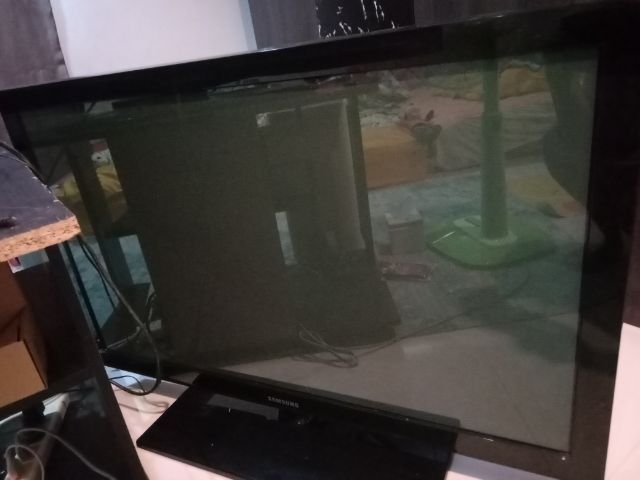 Samsung ทีวีซัมซุง 42 นิ้ว อุปกรณ์ครบตำหนิเส้นสีฟ้าด้านซ้ายนิดเดียวใช้งานปกติ