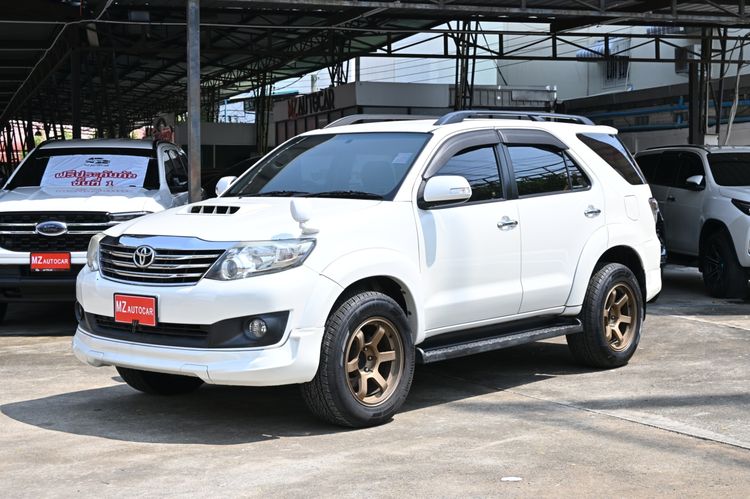 รถ Toyota Fortuner 3.0 V สี ขาว