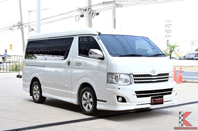 รถ Toyota Ventury 2.7 V สี ขาว