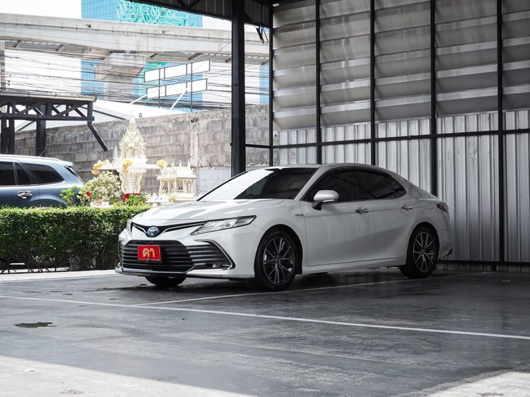 รถ Toyota Camry 2.5 HEV Premium Luxury สี ขาว