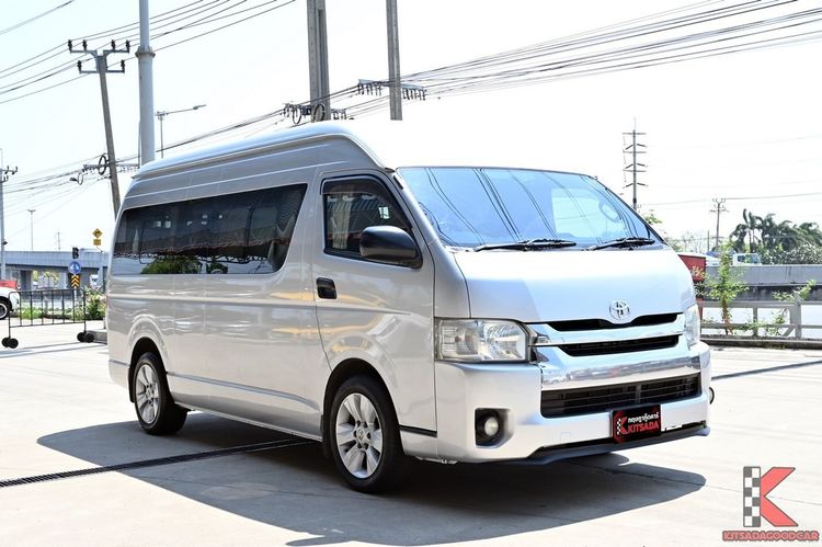 รถ Toyota Commuter 3.0 สี บรอนซ์เงิน