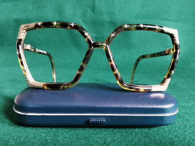 ขอขายกรอบแว่นตาวินเทจหญิงยุค 80s แบรนด์ Ted lapidus Paris รุ่น Tl 1414 made in France หายาก มากทรงใหญ่ลายกระสีน้ำตาลทรงจะเหลี่ยม รูปที่ 3