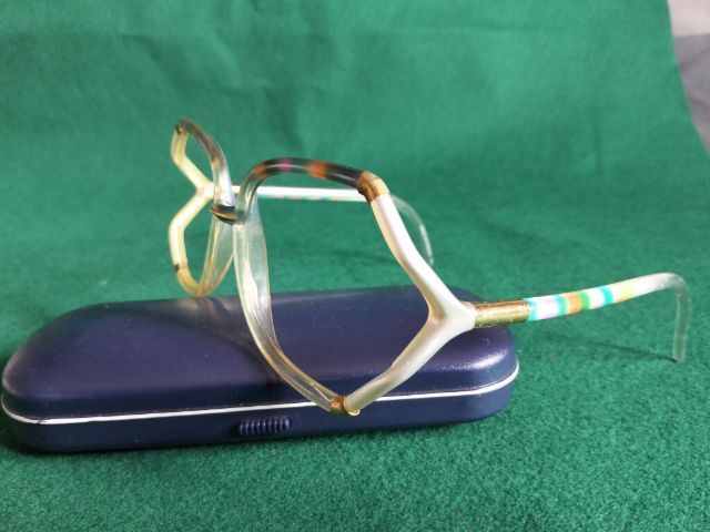 ขอขายกรอบแว่นตาวินเทจหญิงยุค 80s แบรนด์ Ted lapidus Paris รุ่น Tl 10  made in France หายาก มากทรงใหญ่ลายกระสีสัน ทรงจะเหลี่ยมๆ  รูปที่ 3