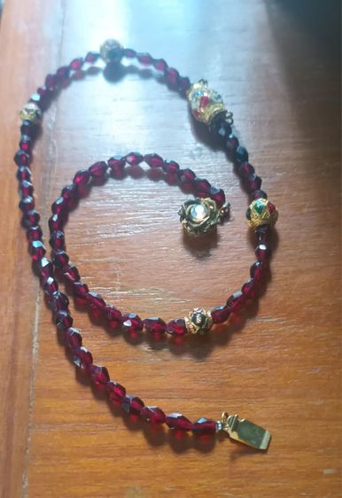 แดง สร้อยคอพลอย