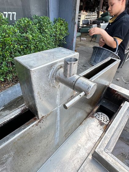 เตาทอดสแตนเลส เกรด 304 แบบ 2 หลุม ด้านบนมารางน้ำทิ้งและ 1 ก็อกน้ำ  (ขนาดกว้าง 90 CM.)  รูปที่ 18