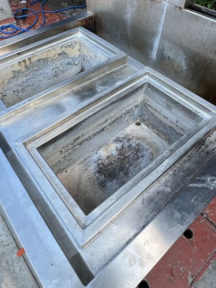 เตาทอดสแตนเลส เกรด 304 แบบ 2 หลุม ด้านบนมารางน้ำทิ้งและ 1 ก็อกน้ำ  (ขนาดกว้าง 90 CM.)  รูปที่ 11