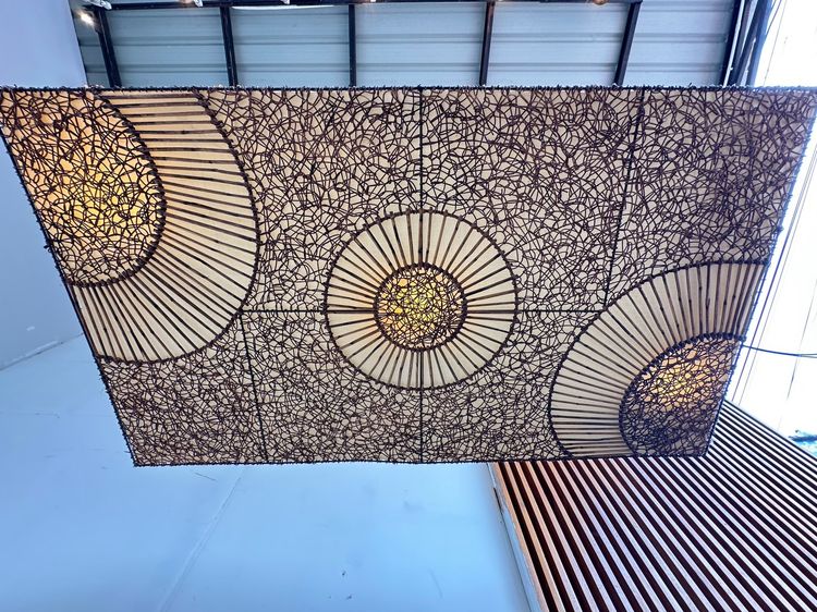 โคมไฟ ทรงสี่เหลี่ยม ประดับหวายจริงสาน ขึงผ้าสีครีม โครงเหล็ก รูปที่ 9