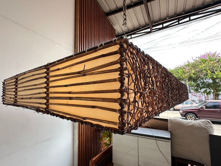 โคมไฟ ทรงสี่เหลี่ยม ประดับหวายจริงสาน ขึงผ้าสีครีม โครงเหล็ก รูปที่ 3