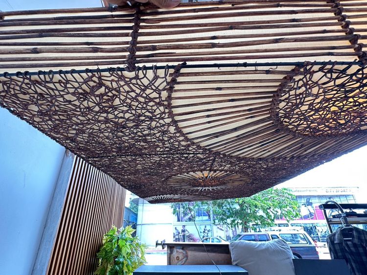 โคมไฟ ทรงสี่เหลี่ยม ประดับหวายจริงสาน ขึงผ้าสีครีม โครงเหล็ก รูปที่ 6