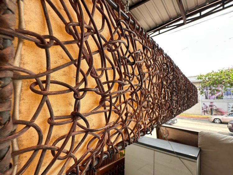 โคมไฟ ทรงสี่เหลี่ยม ประดับหวายจริงสาน ขึงผ้าสีครีม โครงเหล็ก รูปที่ 4