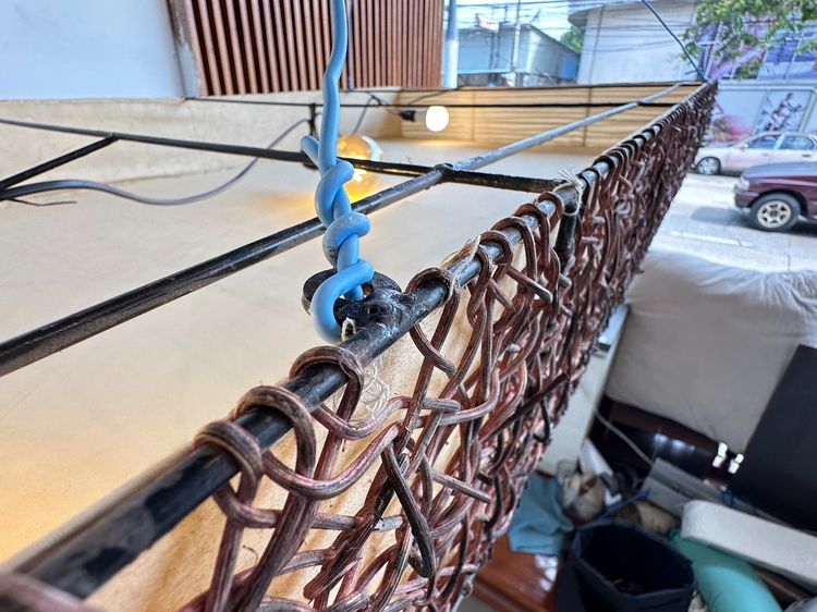 โคมไฟ ทรงสี่เหลี่ยม ประดับหวายจริงสาน ขึงผ้าสีครีม โครงเหล็ก รูปที่ 5