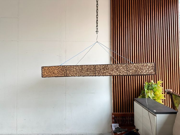 อื่นๆ โคมไฟ ทรงสี่เหลี่ยม ประดับหวายจริงสาน ขึงผ้าสีครีม โครงเหล็ก
