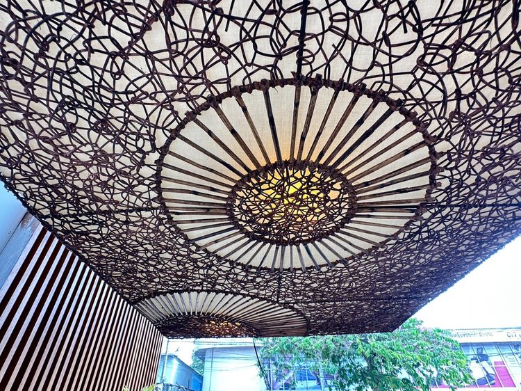 โคมไฟ ทรงสี่เหลี่ยม ประดับหวายจริงสาน ขึงผ้าสีครีม โครงเหล็ก รูปที่ 7