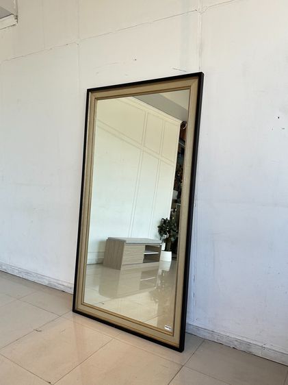 บานกระจกเงา กรอบไม้จริงสีน้ำตาล ติดคิ้วไม้สีทอง รูปที่ 3