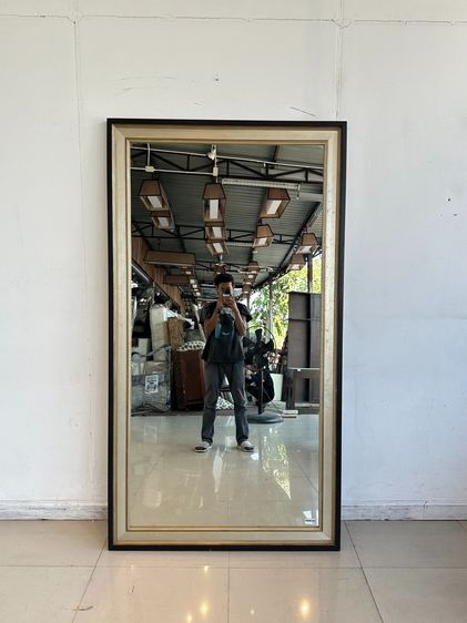 บานกระจกเงา กรอบไม้จริงสีน้ำตาล ติดคิ้วไม้สีทอง