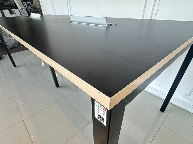 โต๊ะทำงาน ทรงสูง ท็อปมีรางปลั๊ก ฝาพลาสติกเปิดได้ 2 ฝั่ง โครงขาเหล็กสีดำ (ขนาดกว้าง 300 CM.)  รูปที่ 8