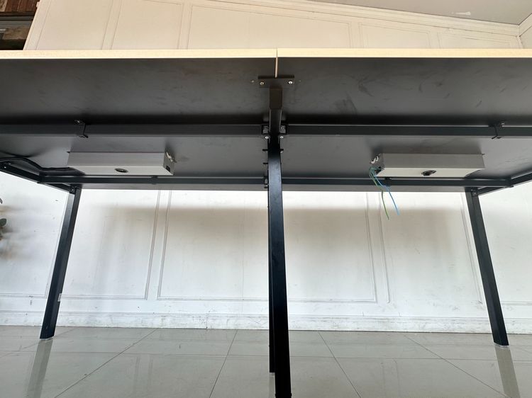 โต๊ะทำงาน ทรงสูง ท็อปมีรางปลั๊ก ฝาพลาสติกเปิดได้ 2 ฝั่ง โครงขาเหล็กสีดำ (ขนาดกว้าง 300 CM.)  รูปที่ 10