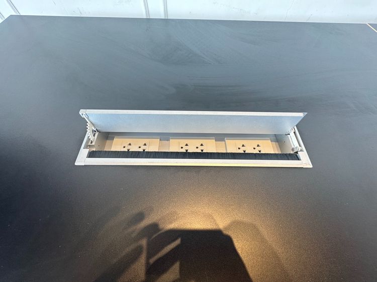 โต๊ะทำงาน ทรงสูง ท็อปมีรางปลั๊ก ฝาพลาสติกเปิดได้ 2 ฝั่ง โครงขาเหล็กสีดำ (ขนาดกว้าง 300 CM.)  รูปที่ 6