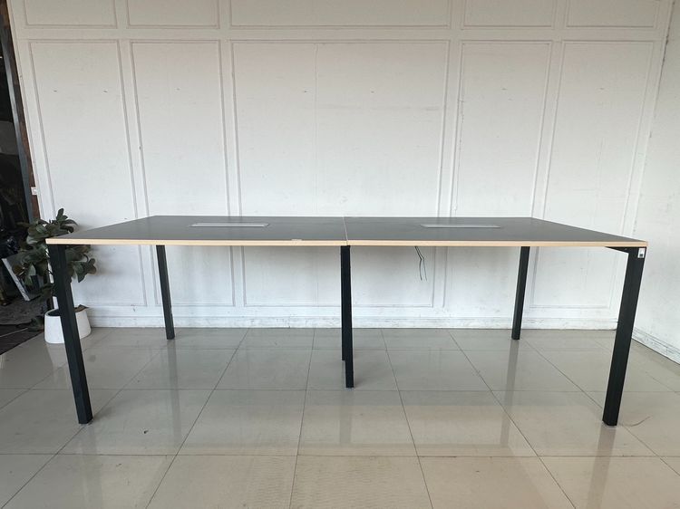 ไม้ โต๊ะทำงาน ทรงสูง ท็อปมีรางปลั๊ก ฝาพลาสติกเปิดได้ 2 ฝั่ง โครงขาเหล็กสีดำ (ขนาดกว้าง 300 CM.) 