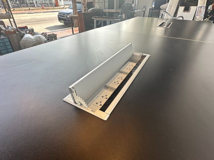 โต๊ะทำงาน ทรงสูง ท็อปมีรางปลั๊ก ฝาพลาสติกเปิดได้ 2 ฝั่ง โครงขาเหล็กสีดำ (ขนาดกว้าง 300 CM.)  รูปที่ 7